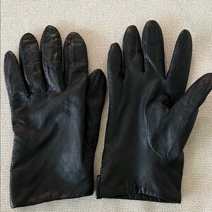 Black Soft Leather Woman’s Lined Gloves Size 8 or L (see chart picture)